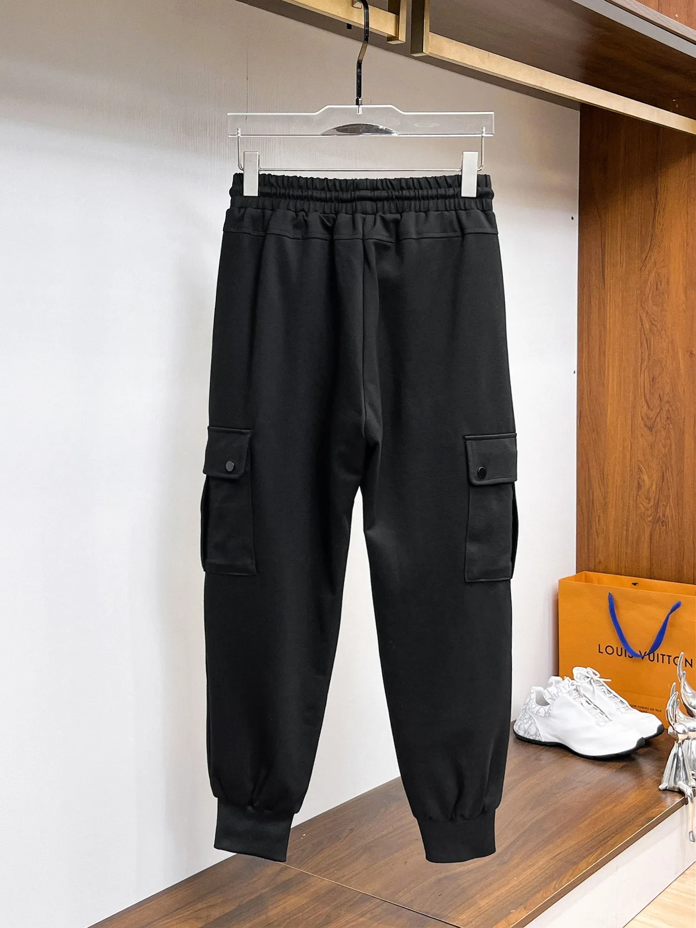 P490 Big Goose🇨🇦 🔥50ss thickened warm down pants, a new autumn and winter product, are here. 🌹Winter essential outdoor windproof, lockable and warm. Made of professional-grade outdoor windproof, waterproof and breathable fabric. Lining is filled with %90 white duck down. Lightweight design. Lightweight and warm. Seamless gluing process on the inside. Made of light and gall-free anti-drilling fabric to effectively prevent velvet running. Original hardware accessories Classic logo matching, simple and versatile, the upper body is stylish and not bloated, the same style for men and women! Size: M-3XL.